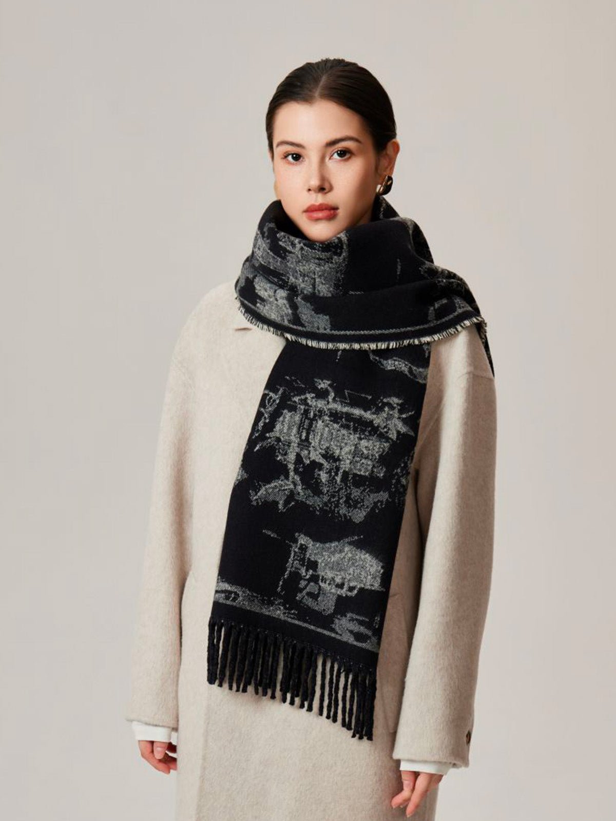 Écharpe jacquard réversible à motif urbain, grande écharpe à franges, douce et chaude, idéale bureau et extérieur, accessoire hiver femme, modèle Yomia - Écharpe - Noir et gris