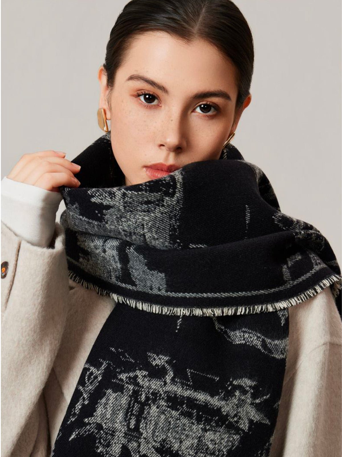 Écharpe jacquard réversible à motif urbain, grande écharpe à franges, douce et chaude, idéale bureau et extérieur, accessoire hiver femme, modèle Yomia - Écharpe - Noir et gris