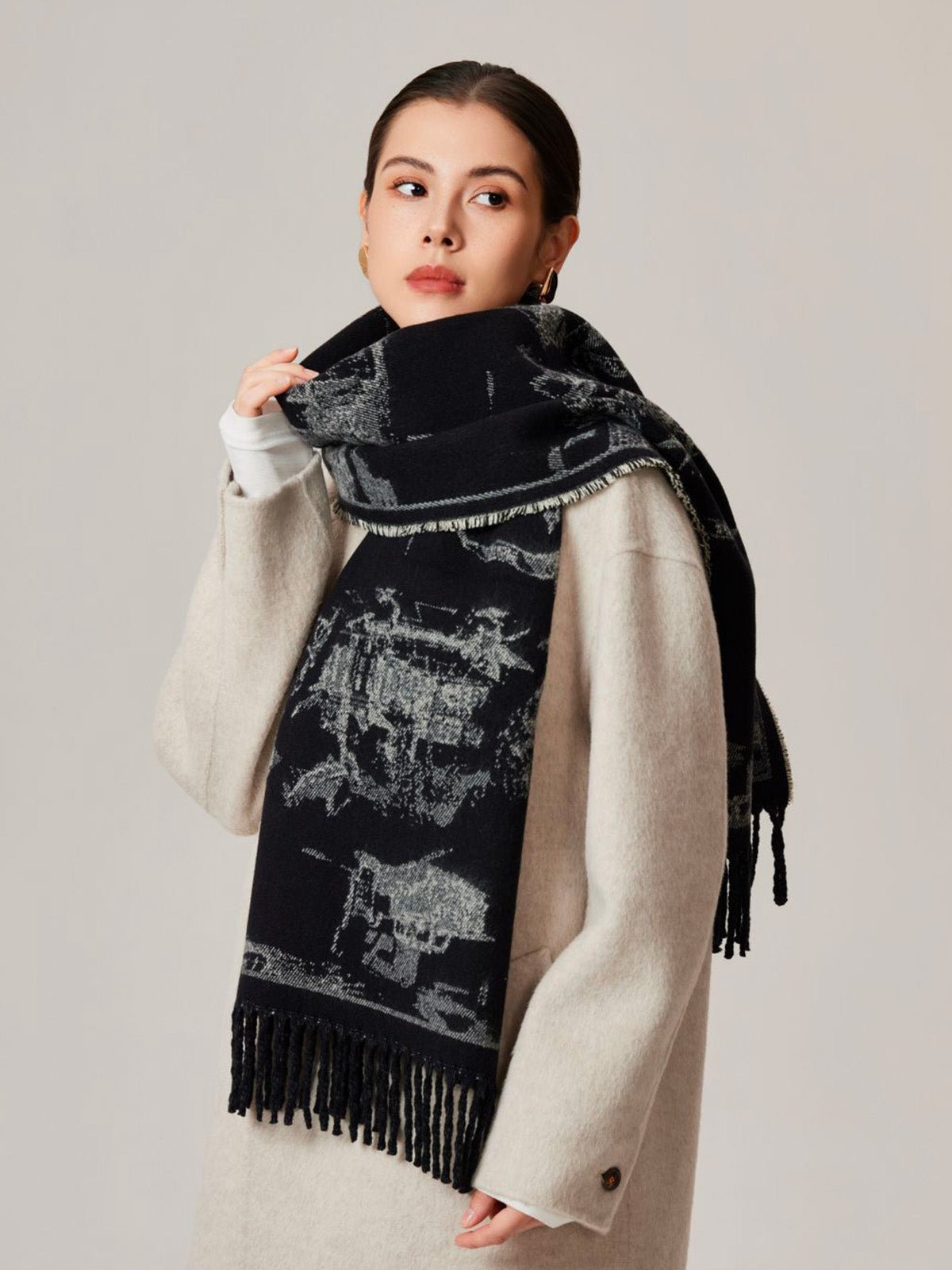 Écharpe jacquard réversible à motif urbain, grande écharpe à franges, douce et chaude, idéale bureau et extérieur, accessoire hiver femme, modèle Yomia - Écharpe - Noir et gris