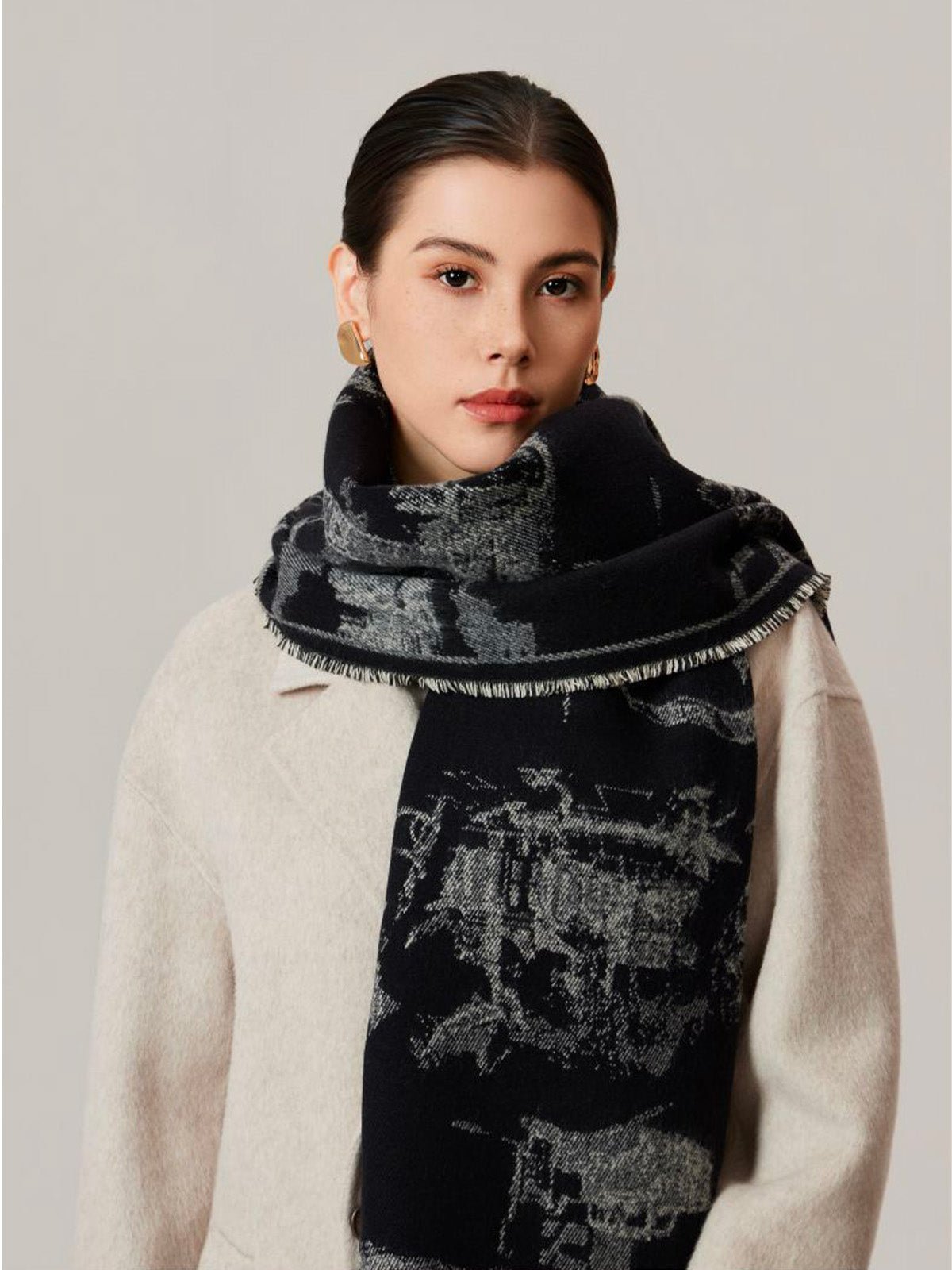 Écharpe jacquard réversible à motif urbain, grande écharpe à franges, douce et chaude, idéale bureau et extérieur, accessoire hiver femme, modèle Yomia - Écharpe - Noir et gris