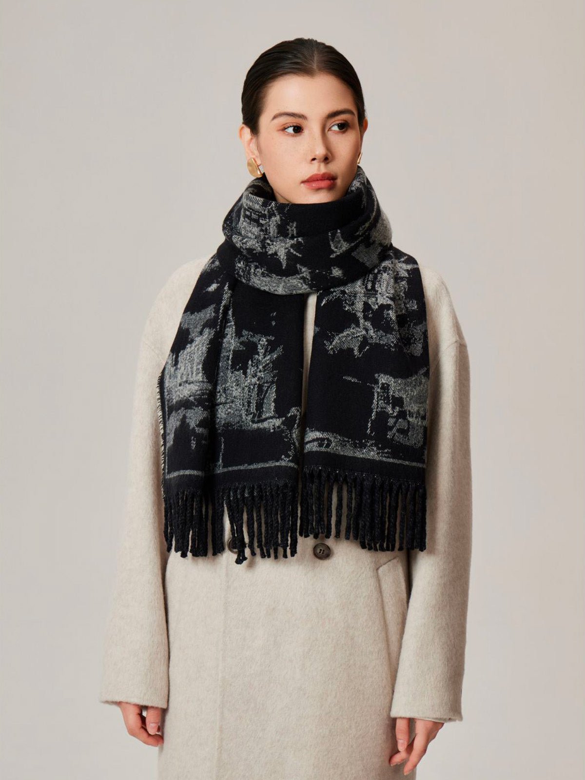 Écharpe jacquard réversible à motif urbain, grande écharpe à franges, douce et chaude, idéale bureau et extérieur, accessoire hiver femme, modèle Yomia - Écharpe - Noir et gris