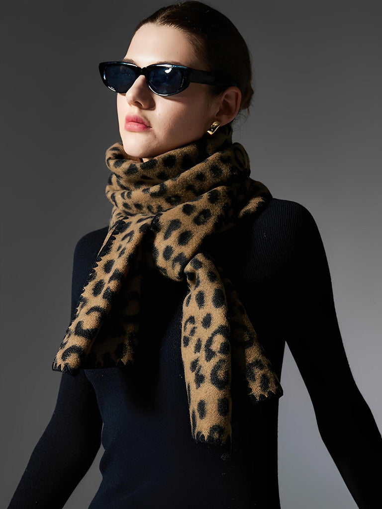 Écharpe léopard femme hiver, écharpe chaude douce longue, motif animalier tendance, accessoire mode automne, style chic et audacieux, modèle Stegma - Écharpe - Camel