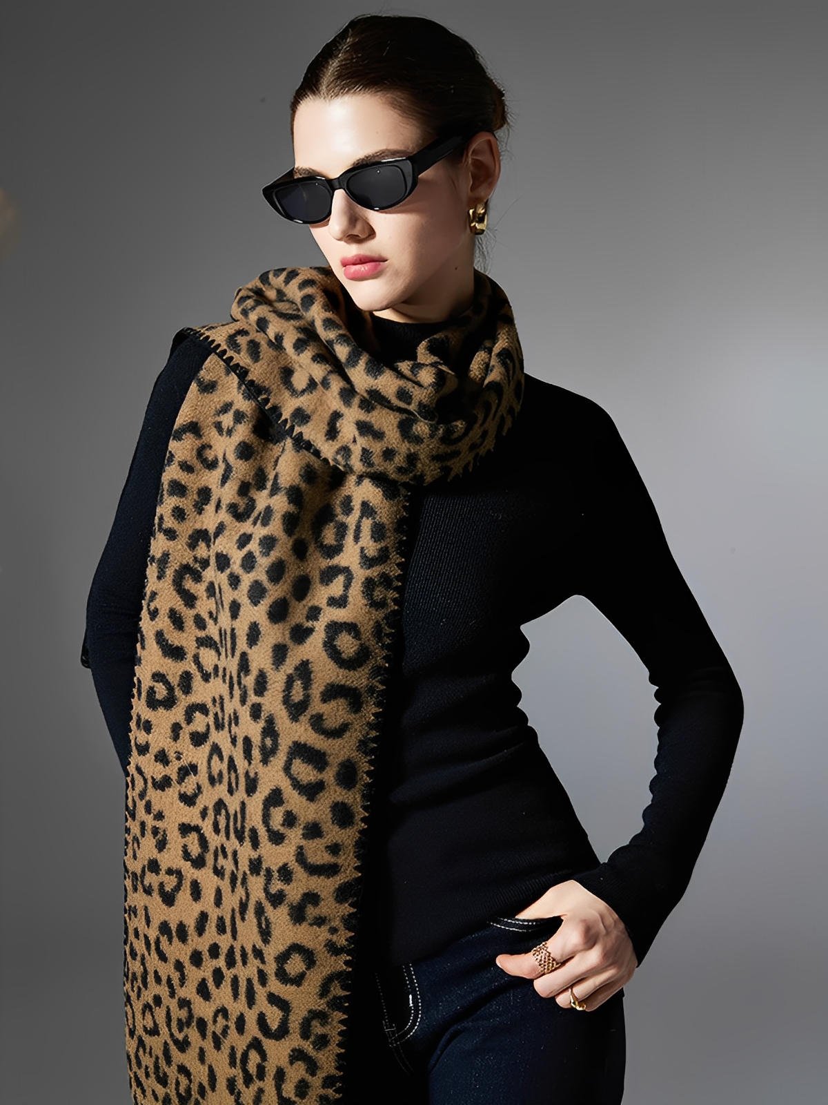 Écharpe léopard femme hiver, écharpe chaude douce longue, motif animalier tendance, accessoire mode automne, style chic et audacieux, modèle Stegma - Écharpe - Camel