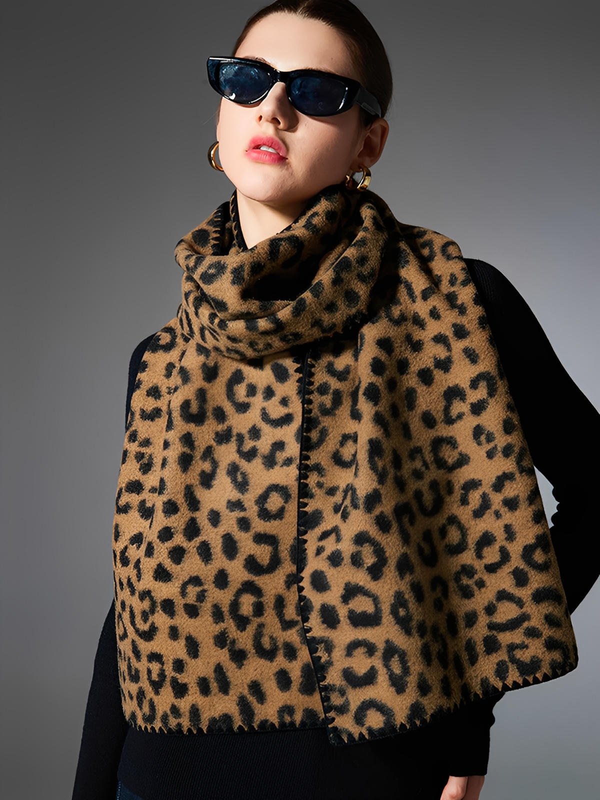 Écharpe léopard femme hiver, écharpe chaude douce longue, motif animalier tendance, accessoire mode automne, style chic et audacieux, modèle Stegma - Écharpe - Camel