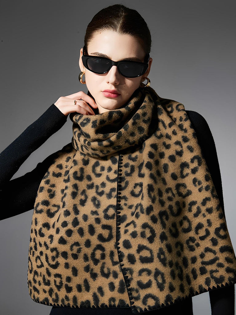 Écharpe léopard femme hiver, écharpe chaude douce longue, motif animalier tendance, accessoire mode automne, style chic et audacieux, modèle Stegma - Écharpe - Camel