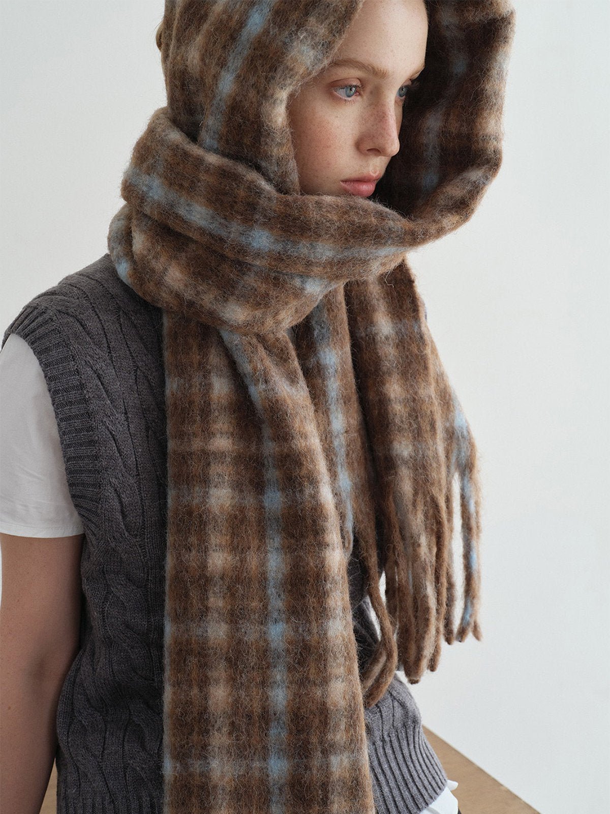 Écharpe longue à carreaux, laine mélangée douce, maxi format hiver, franges épaisses, écharpe chaude femme, style rétro cosy, écharpe plaid enveloppante, modèle Gretel - Écharpe - Marron
