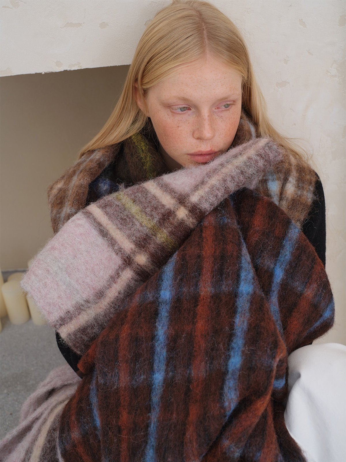 Écharpe longue à carreaux, laine mélangée douce, maxi format hiver, franges épaisses, écharpe chaude femme, style rétro cosy, écharpe plaid enveloppante, modèle Gretel - Écharpe - Café