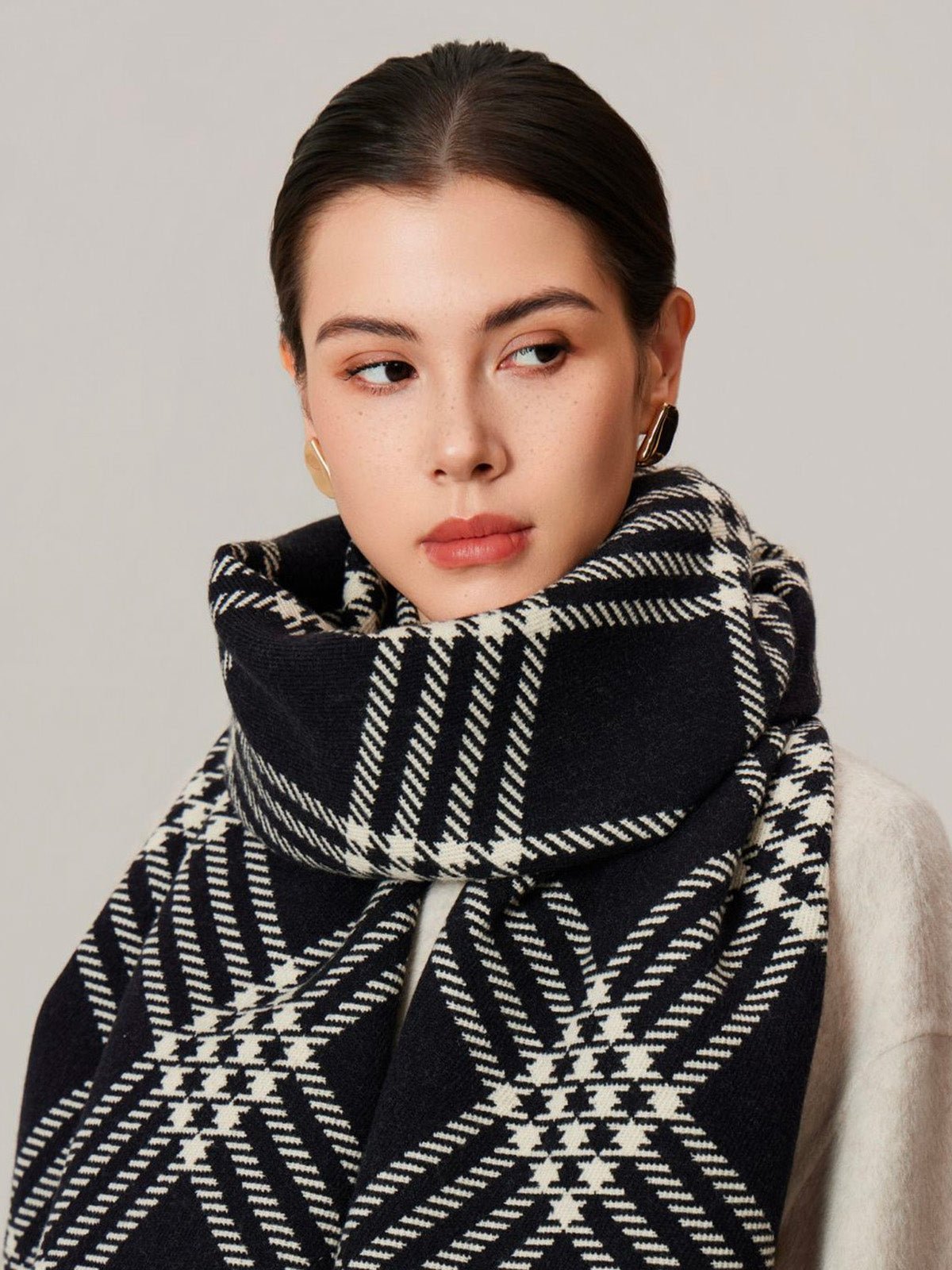 Écharpe longue à carreaux noirs et crème, motif géométrique double face, douceur enveloppante, toucher chaud et moelleux, parfaite pour l’hiver, modèle Adicinne - Écharpe - Noir et blanc