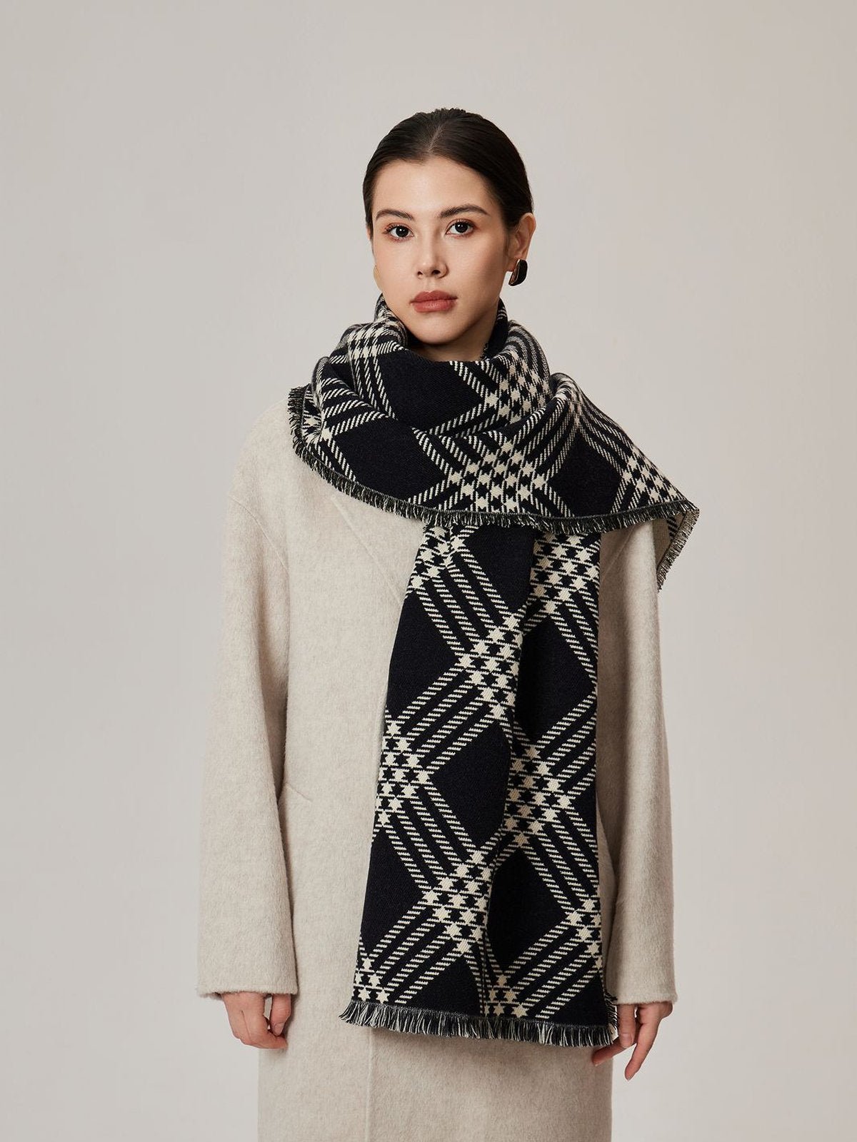 Écharpe longue à carreaux noirs et crème, motif géométrique double face, douceur enveloppante, toucher chaud et moelleux, parfaite pour l’hiver, modèle Adicinne - Écharpe - Noir et blanc