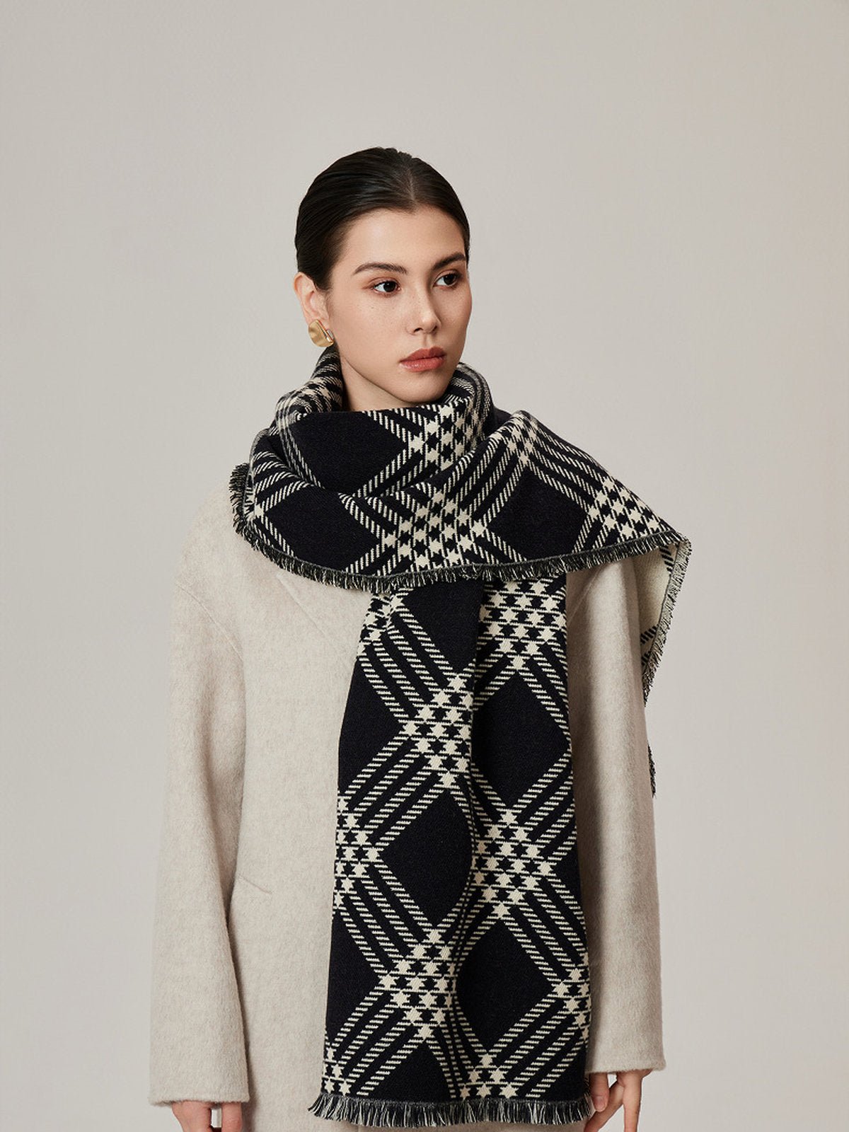 Écharpe longue à carreaux noirs et crème, motif géométrique double face, douceur enveloppante, toucher chaud et moelleux, parfaite pour l’hiver, modèle Adicinne - Écharpe - Noir et blanc