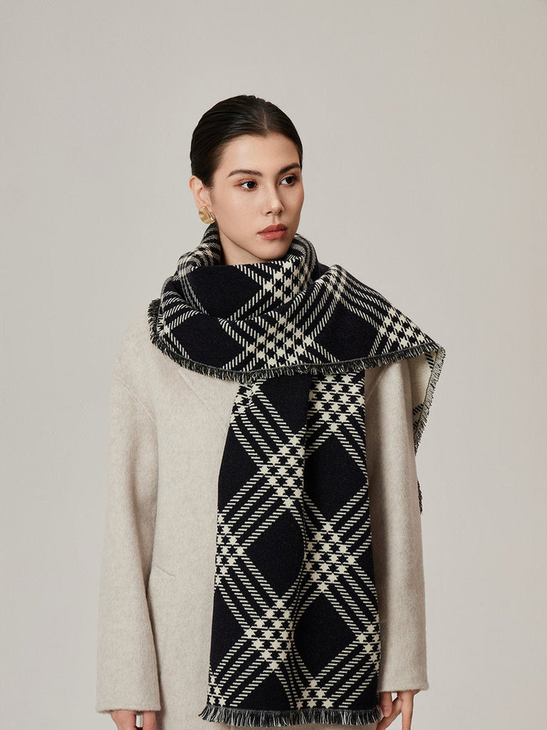 Écharpe longue à carreaux noirs et crème, motif géométrique double face, douceur enveloppante, toucher chaud et moelleux, parfaite pour l’hiver, modèle Adicinne - Écharpe - Noir et blanc