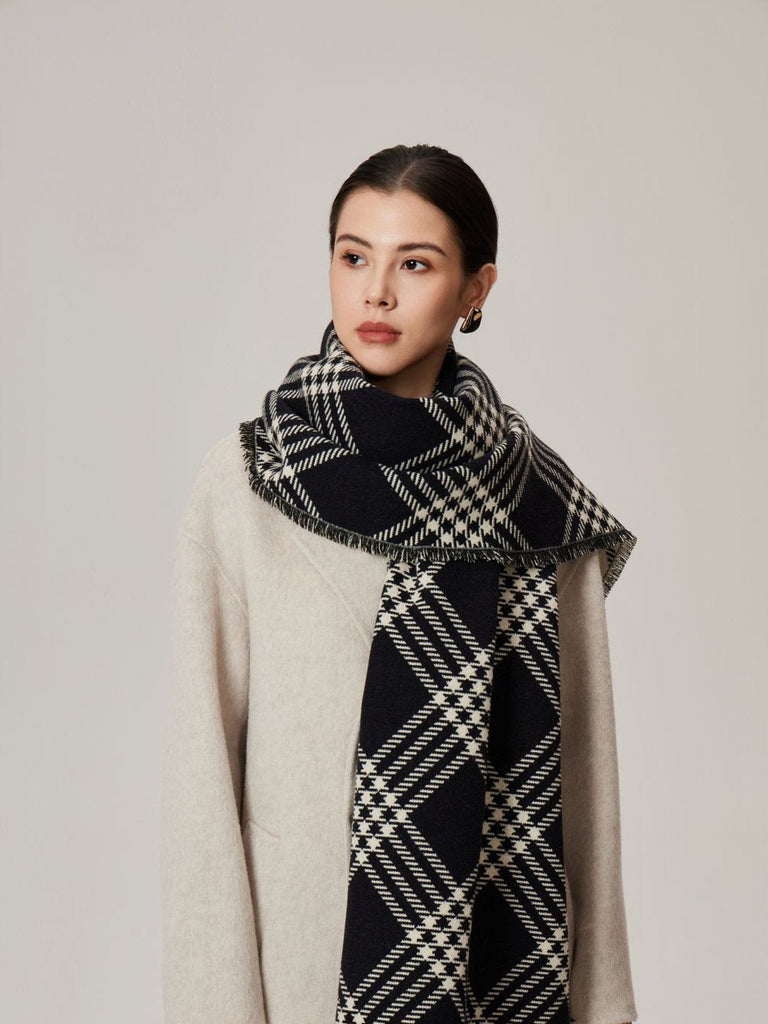 Écharpe longue à carreaux noirs et crème, motif géométrique double face, douceur enveloppante, toucher chaud et moelleux, parfaite pour l’hiver, modèle Adicinne - Écharpe - Noir et blanc