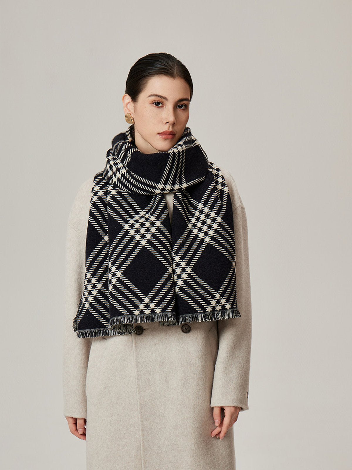 Écharpe longue à carreaux noirs et crème, motif géométrique double face, douceur enveloppante, toucher chaud et moelleux, parfaite pour l’hiver, modèle Adicinne - Écharpe - Noir et blanc