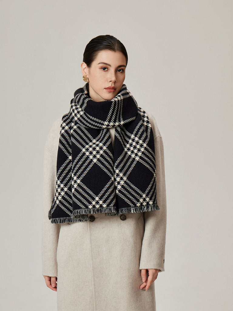 Écharpe longue à carreaux noirs et crème, motif géométrique double face, douceur enveloppante, toucher chaud et moelleux, parfaite pour l’hiver, modèle Adicinne - Écharpe - Noir et blanc
