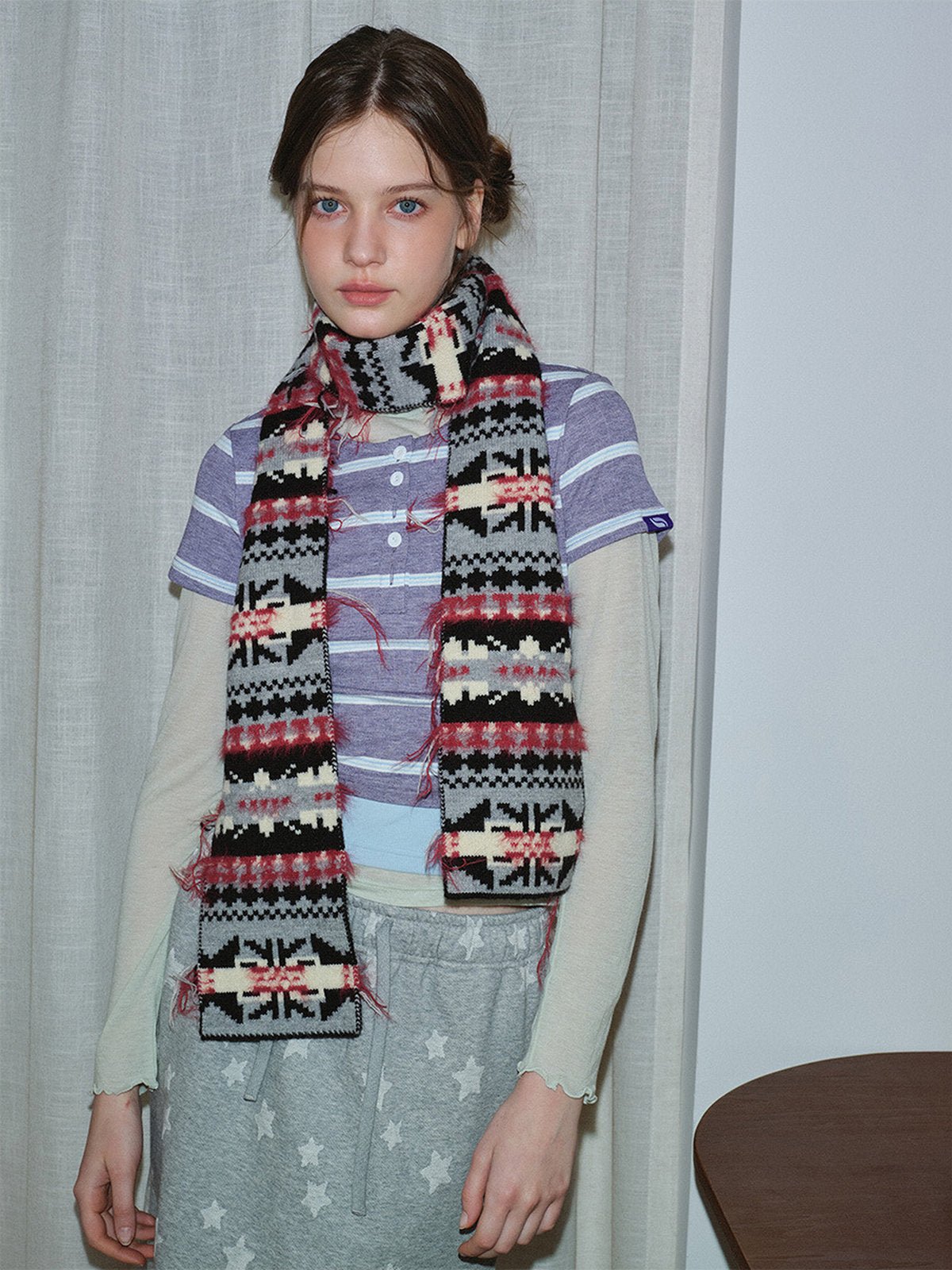 Écharpe longue chaude femme, style nordique graphique, tricot hivernal doux, motif géométrique noël rouge noir blanc, look streetwear original, modèle Aminoé - Écharpe - Noir Rouge et Blanc