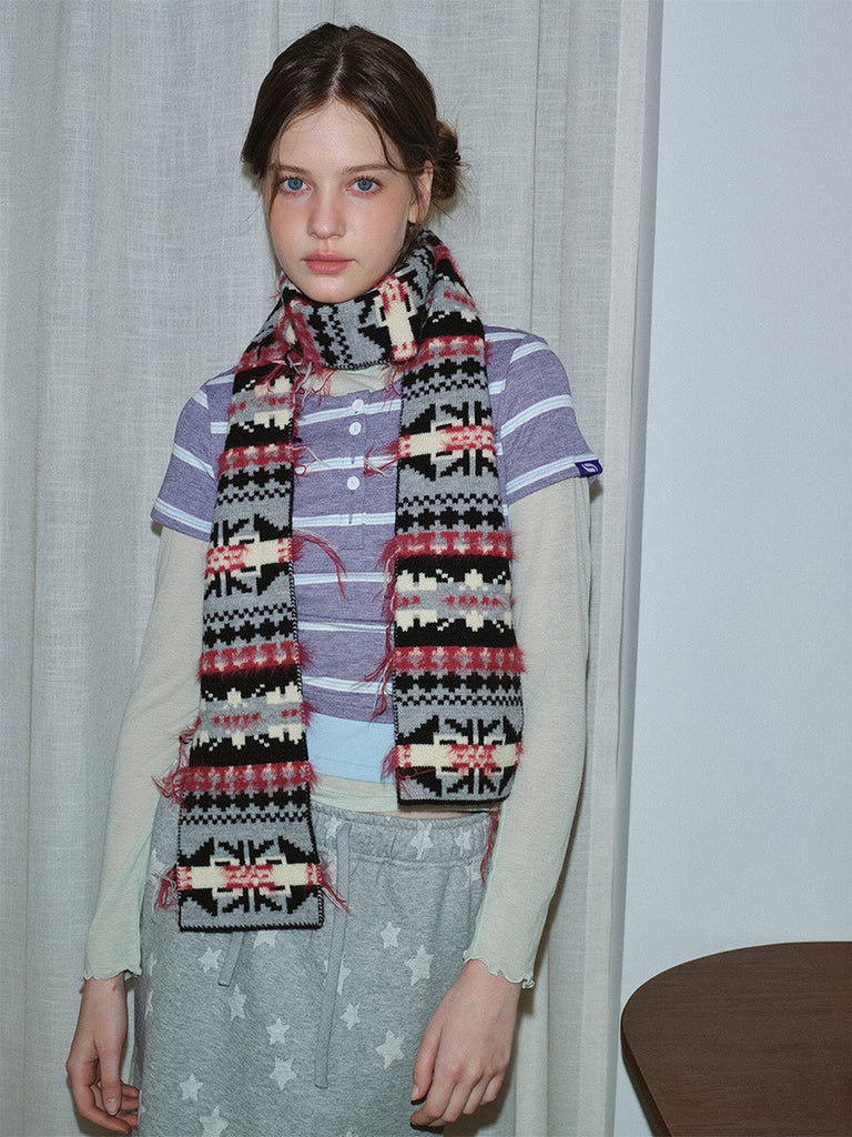 Écharpe longue chaude femme, style nordique graphique, tricot hivernal doux, motif géométrique noël rouge noir blanc, look streetwear original, modèle Aminoé - Écharpe - Noir Rouge et Blanc