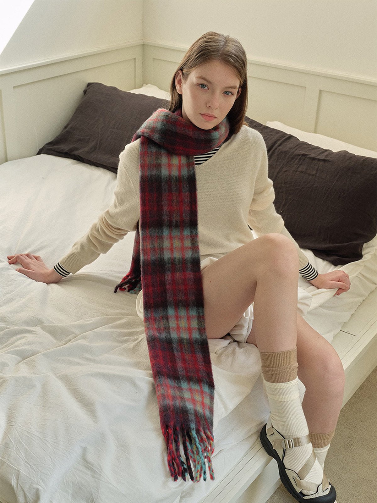 Écharpe longue en laine mélangée, motifs carreaux écossais, toucher doux et moelleux, accessoire chaud hiver femme, franges torsadées, style décontracté chic, modèle Yona - Écharpe - Rose et blanc