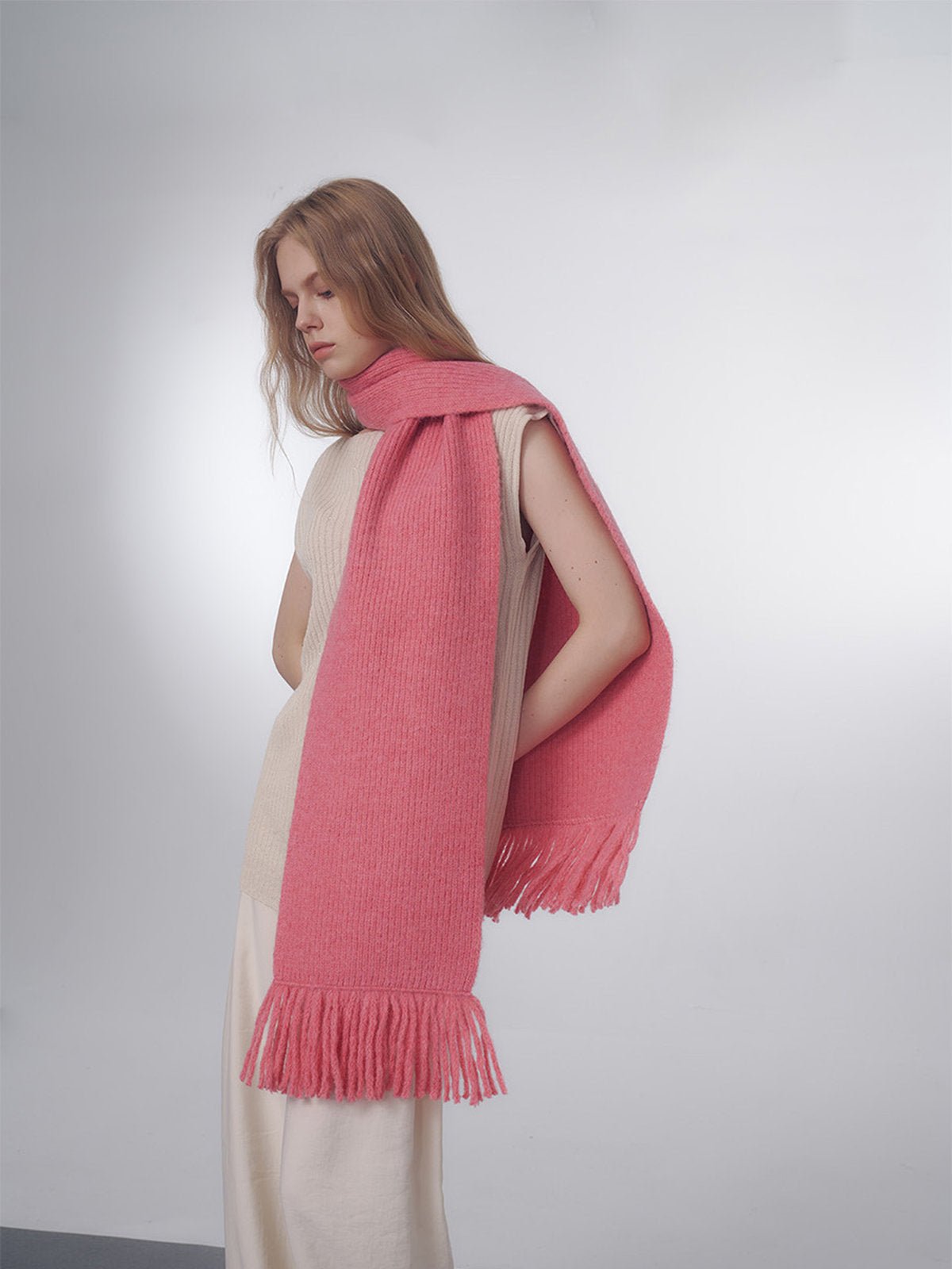 Écharpe longue hiver femme, tricot doux à franges, coloris unis, chaud et moelleux, style moderne casual, accessoire cocooning quotidien, modèle Mélona - Écharpe - Rose