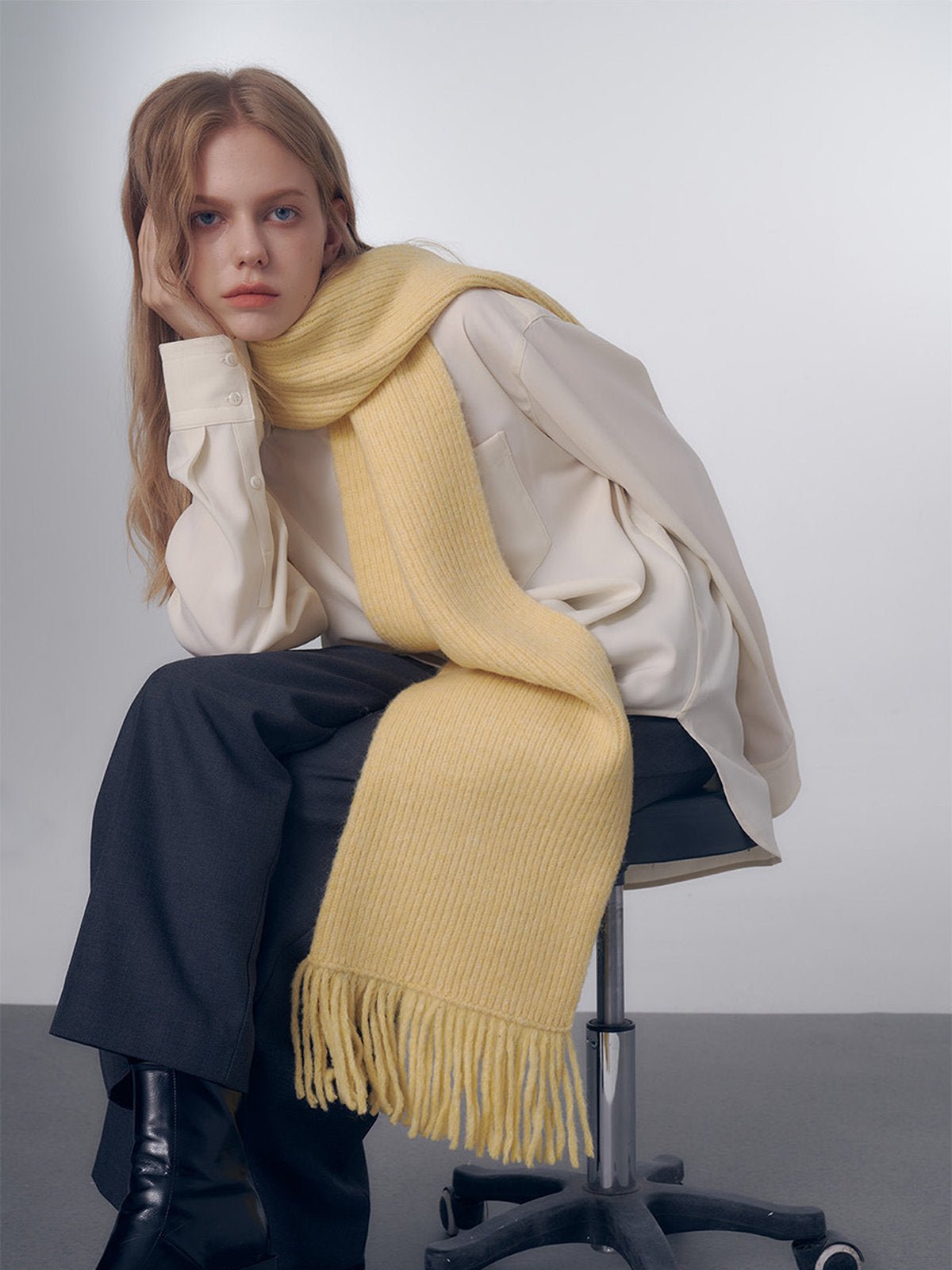 Écharpe longue hiver femme, tricot doux à franges, coloris unis, chaud et moelleux, style moderne casual, accessoire cocooning quotidien, modèle Mélona - Écharpe - Jaune