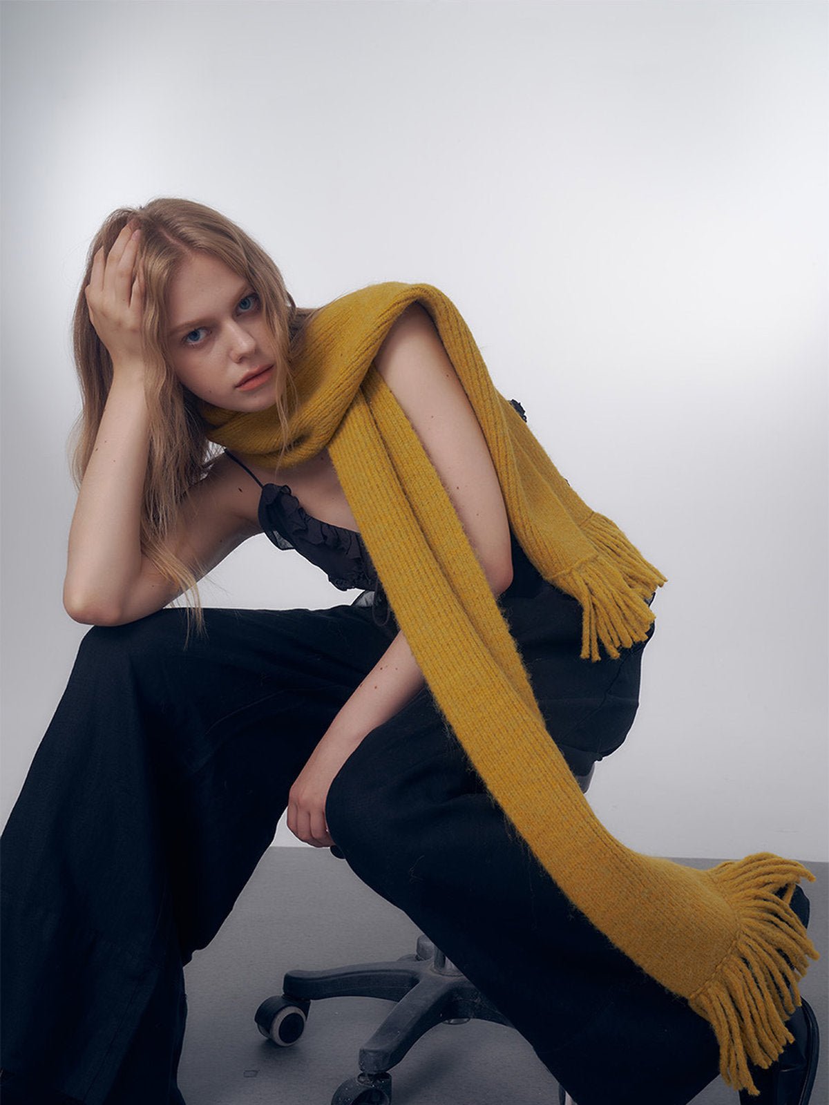Écharpe longue hiver femme, tricot doux à franges, coloris unis, chaud et moelleux, style moderne casual, accessoire cocooning quotidien, modèle Mélona - Écharpe - Moutarde