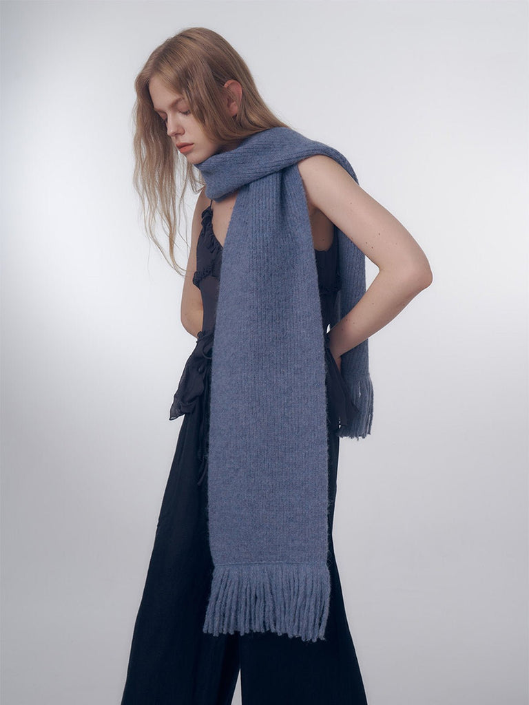 Écharpe longue hiver femme, tricot doux à franges, coloris unis, chaud et moelleux, style moderne casual, accessoire cocooning quotidien, modèle Mélona - Écharpe - Bleu