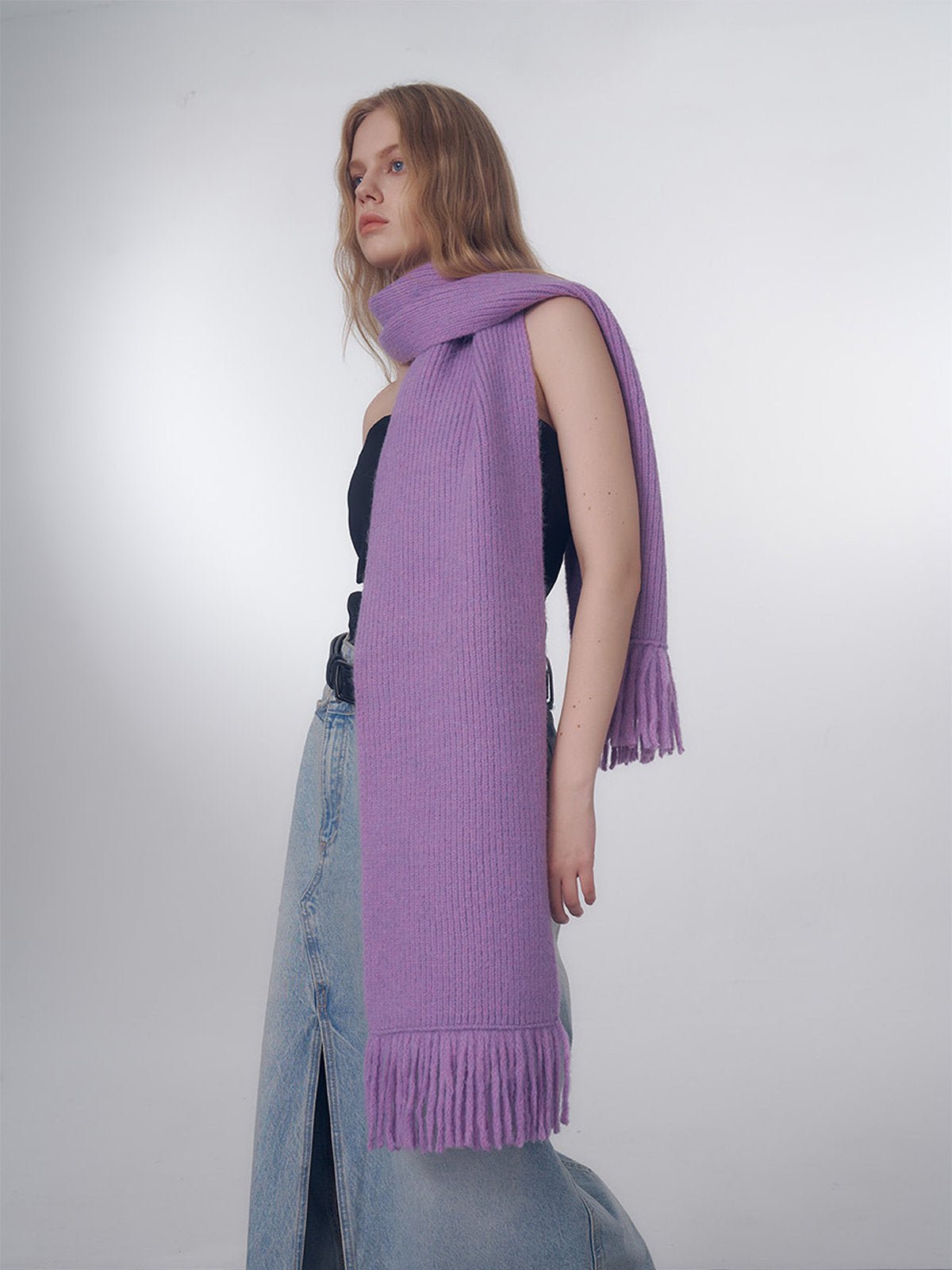 Écharpe longue hiver femme, tricot doux à franges, coloris unis, chaud et moelleux, style moderne casual, accessoire cocooning quotidien, modèle Mélona - Écharpe - Violet