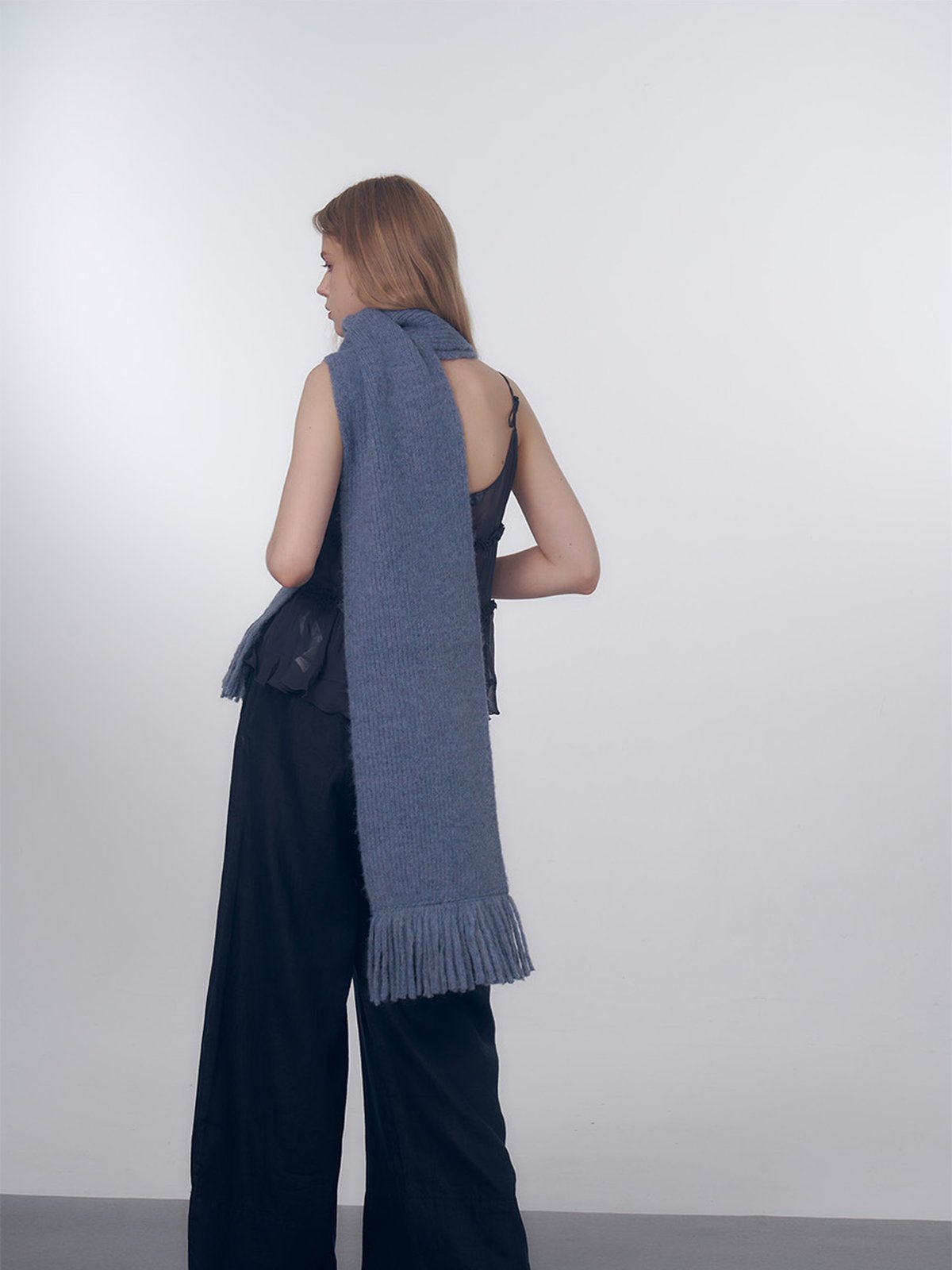 Écharpe longue hiver femme, tricot doux à franges, coloris unis, chaud et moelleux, style moderne casual, accessoire cocooning quotidien, modèle Mélona - Écharpe - Bleu