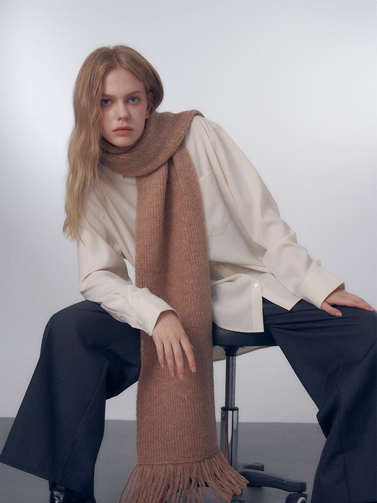 Écharpe longue hiver femme, tricot doux à franges, coloris unis, chaud et moelleux, style moderne casual, accessoire cocooning quotidien, modèle Mélona - Écharpe - Camel