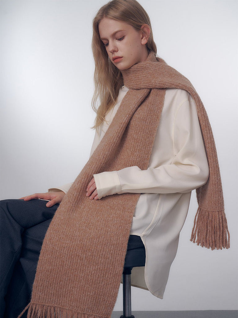 Écharpe longue hiver femme, tricot doux à franges, coloris unis, chaud et moelleux, style moderne casual, accessoire cocooning quotidien, modèle Mélona - Écharpe - Camel