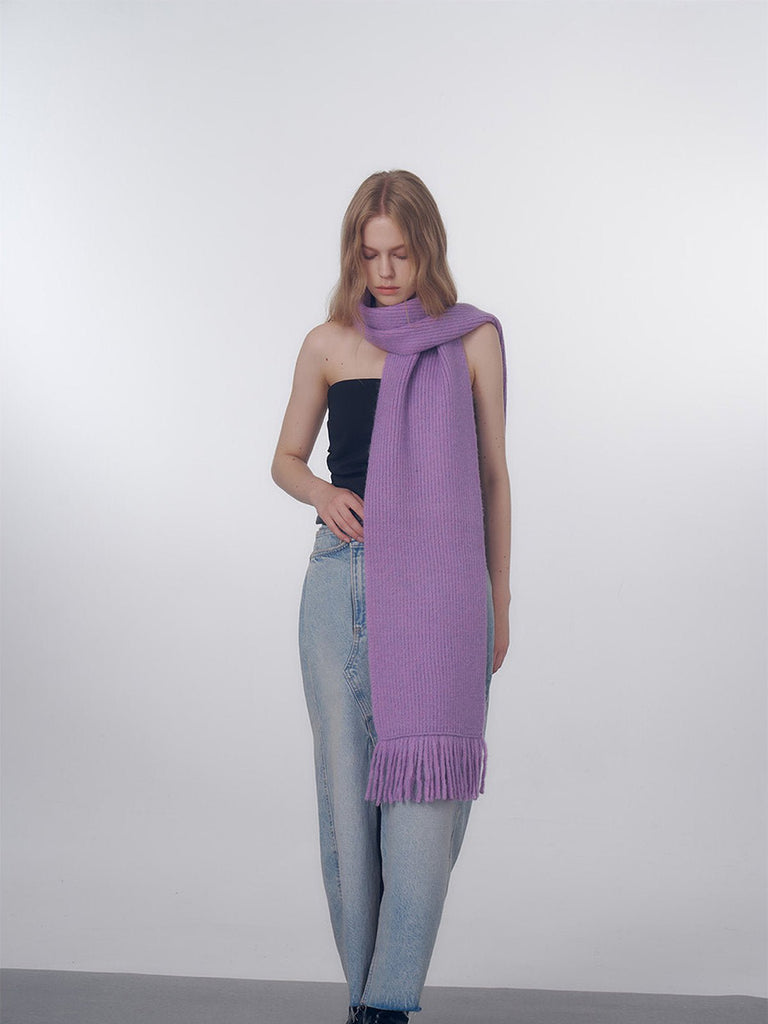 Écharpe longue hiver femme, tricot doux à franges, coloris unis, chaud et moelleux, style moderne casual, accessoire cocooning quotidien, modèle Mélona - Écharpe - Violet