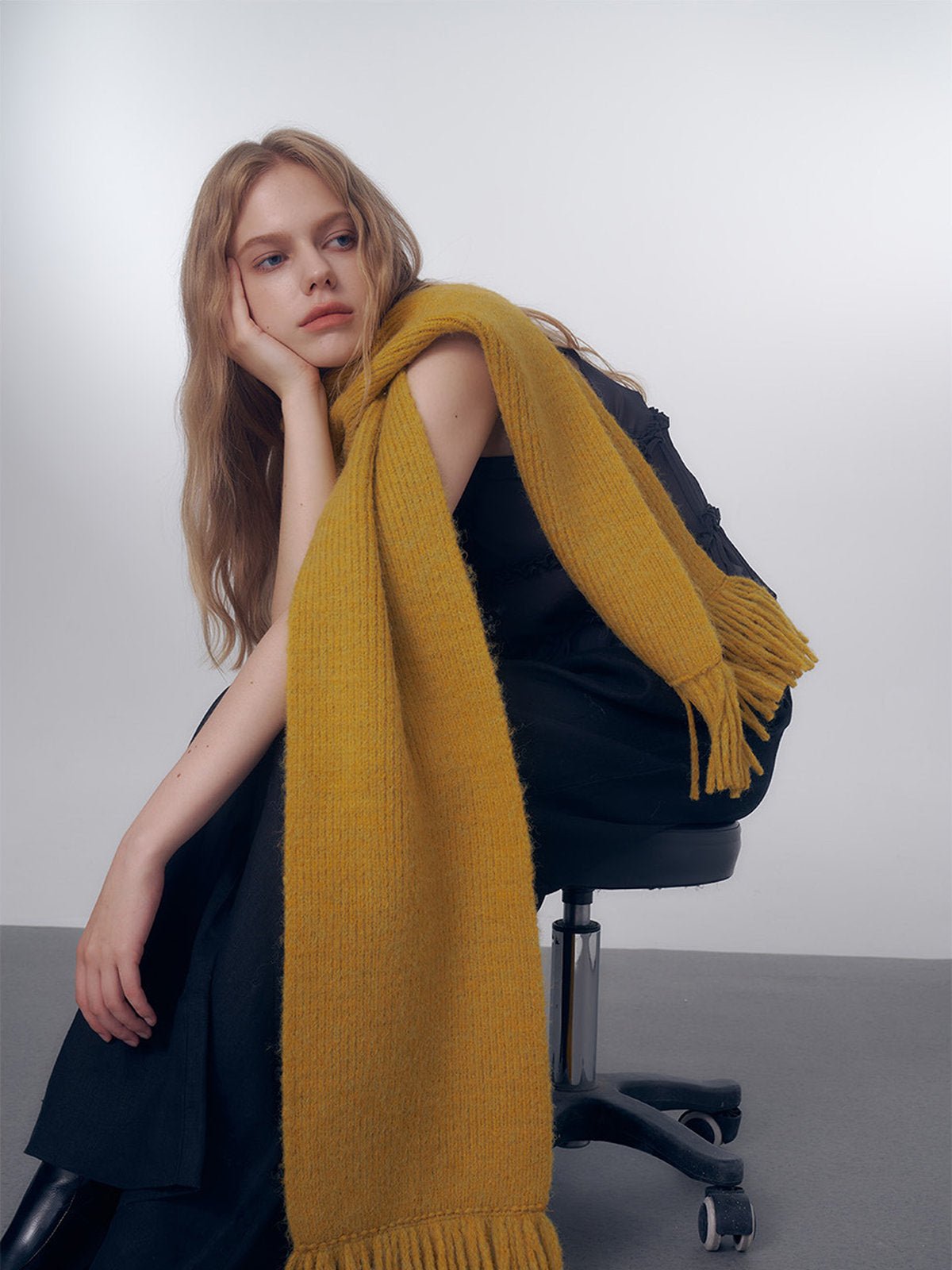 Écharpe longue hiver femme, tricot doux à franges, coloris unis, chaud et moelleux, style moderne casual, accessoire cocooning quotidien, modèle Mélona - Écharpe - Moutarde