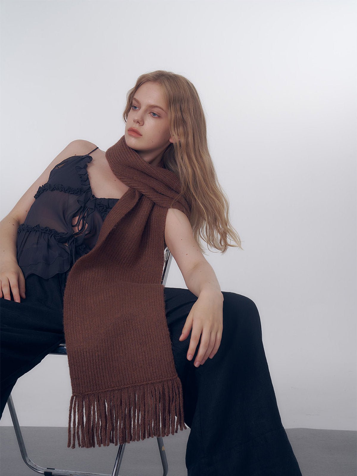 Écharpe longue hiver femme, tricot doux à franges, coloris unis, chaud et moelleux, style moderne casual, accessoire cocooning quotidien, modèle Mélona - Écharpe - Marron
