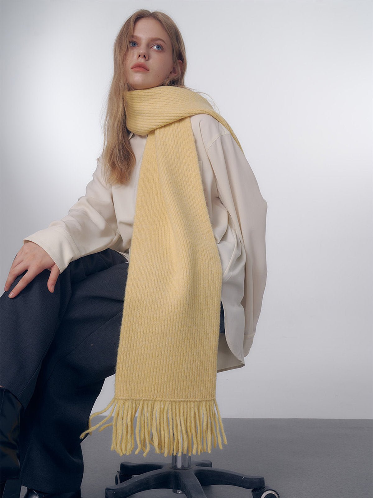 Écharpe longue hiver femme, tricot doux à franges, coloris unis, chaud et moelleux, style moderne casual, accessoire cocooning quotidien, modèle Mélona - Écharpe - Jaune