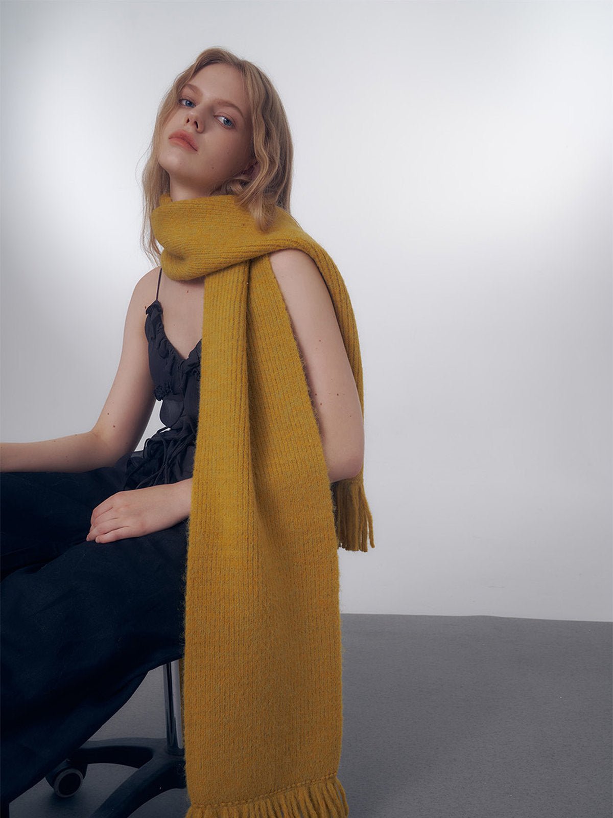 Écharpe longue hiver femme, tricot doux à franges, coloris unis, chaud et moelleux, style moderne casual, accessoire cocooning quotidien, modèle Mélona - Écharpe - Moutarde