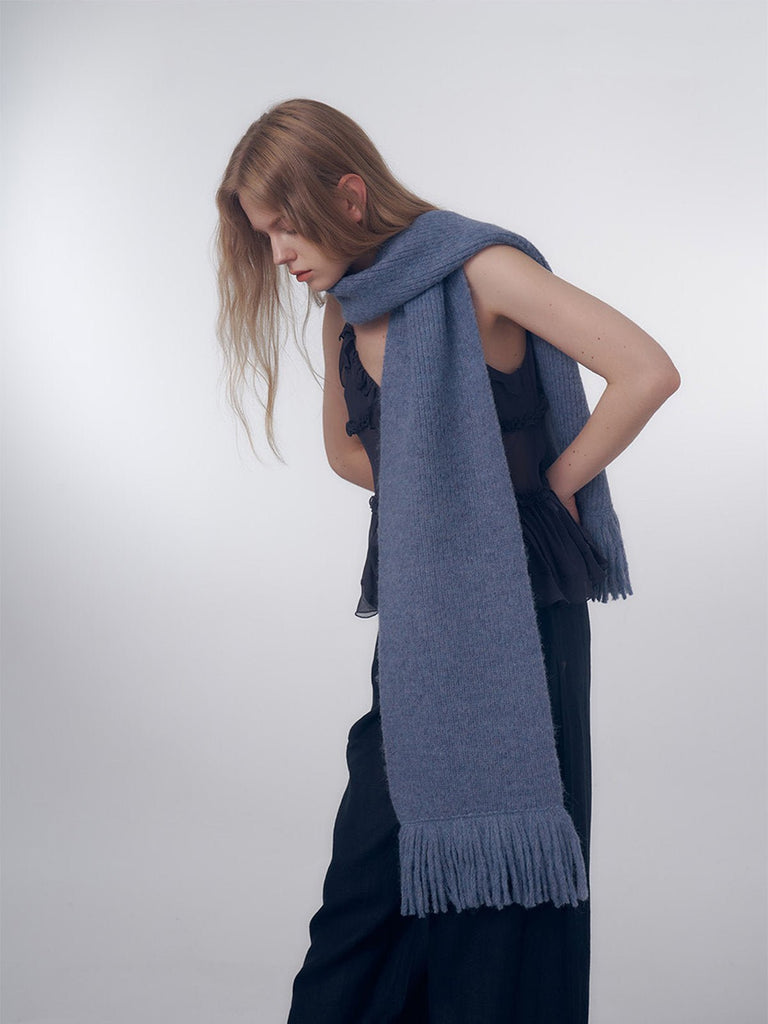 Écharpe longue hiver femme, tricot doux à franges, coloris unis, chaud et moelleux, style moderne casual, accessoire cocooning quotidien, modèle Mélona - Écharpe - Bleu