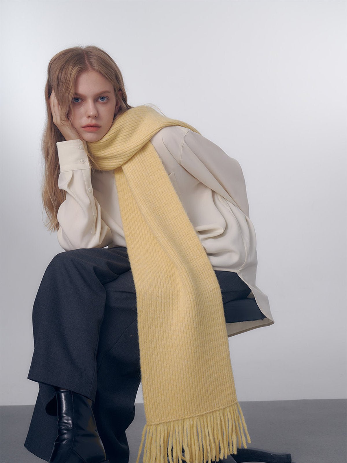 Écharpe longue hiver femme, tricot doux à franges, coloris unis, chaud et moelleux, style moderne casual, accessoire cocooning quotidien, modèle Mélona - Écharpe - Jaune