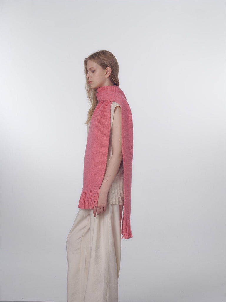 Écharpe longue hiver femme, tricot doux à franges, coloris unis, chaud et moelleux, style moderne casual, accessoire cocooning quotidien, modèle Mélona - Écharpe - Rose