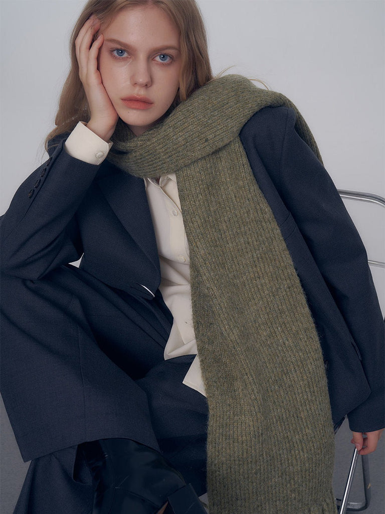 Écharpe longue hiver femme, tricot doux à franges, coloris unis, chaud et moelleux, style moderne casual, accessoire cocooning quotidien, modèle Mélona - Écharpe - Kaki