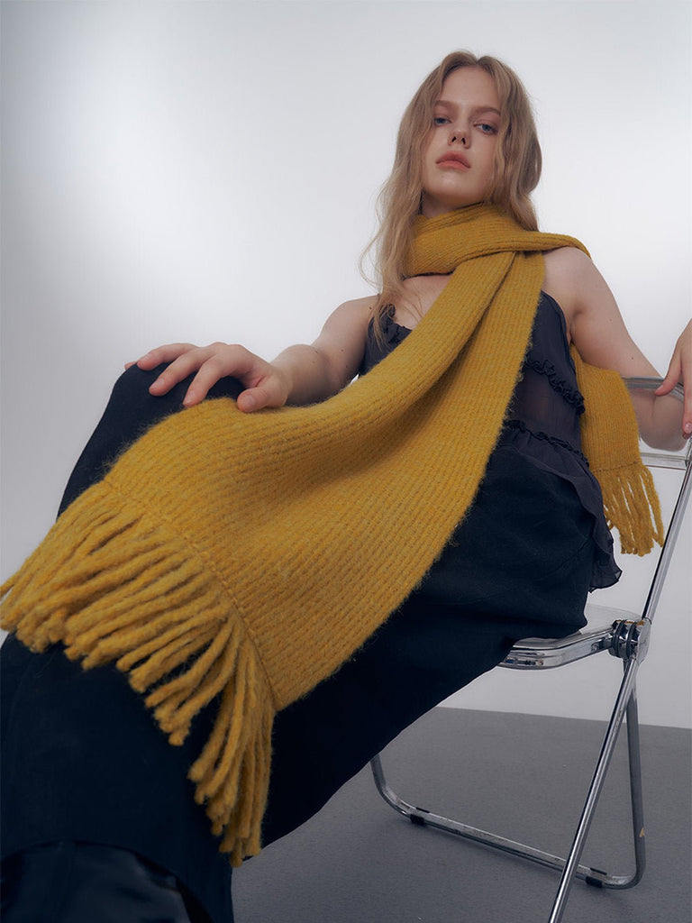Écharpe longue hiver femme, tricot doux à franges, coloris unis, chaud et moelleux, style moderne casual, accessoire cocooning quotidien, modèle Mélona - Écharpe - Moutarde