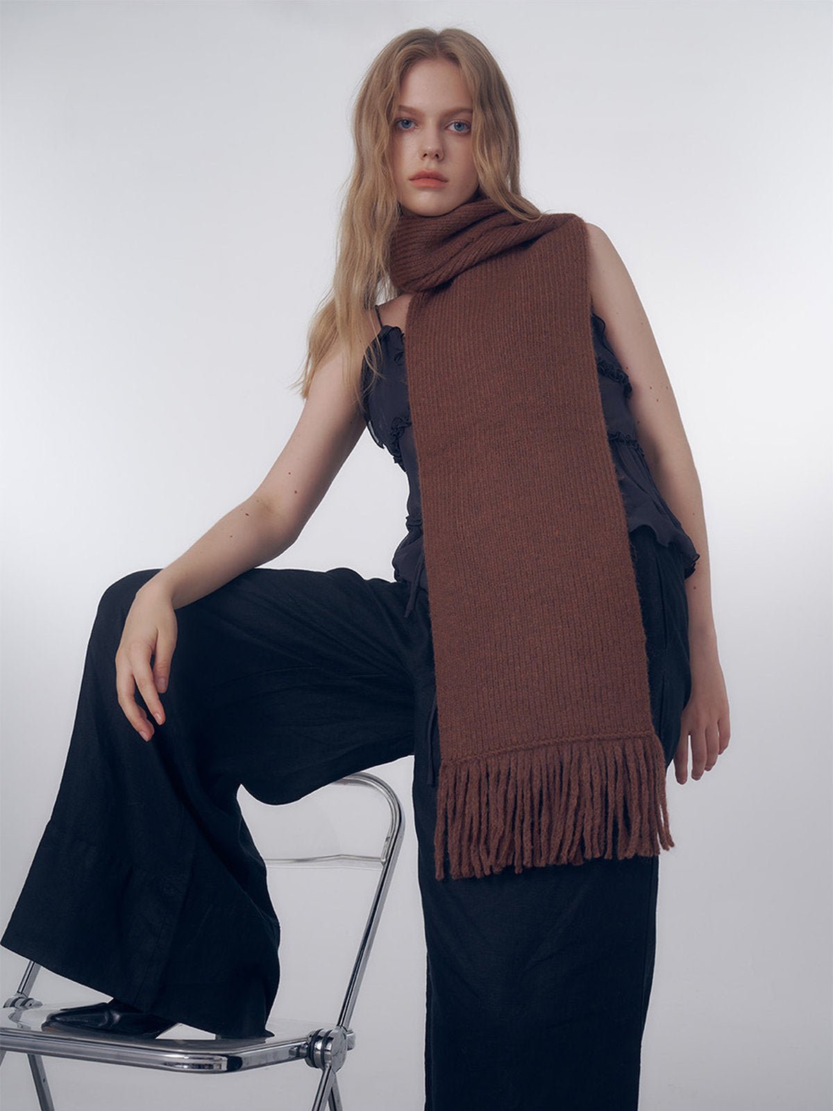 Écharpe longue hiver femme, tricot doux à franges, coloris unis, chaud et moelleux, style moderne casual, accessoire cocooning quotidien, modèle Mélona - Écharpe - Marron
