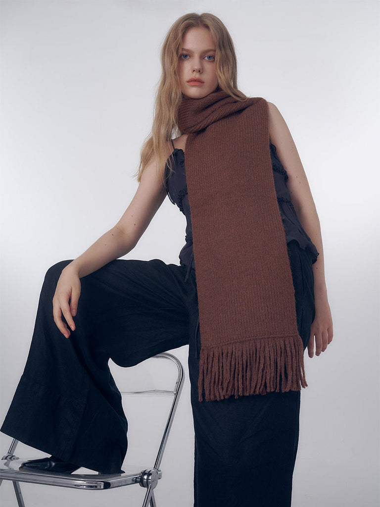 Écharpe longue hiver femme, tricot doux à franges, coloris unis, chaud et moelleux, style moderne casual, accessoire cocooning quotidien, modèle Mélona - Écharpe - Marron