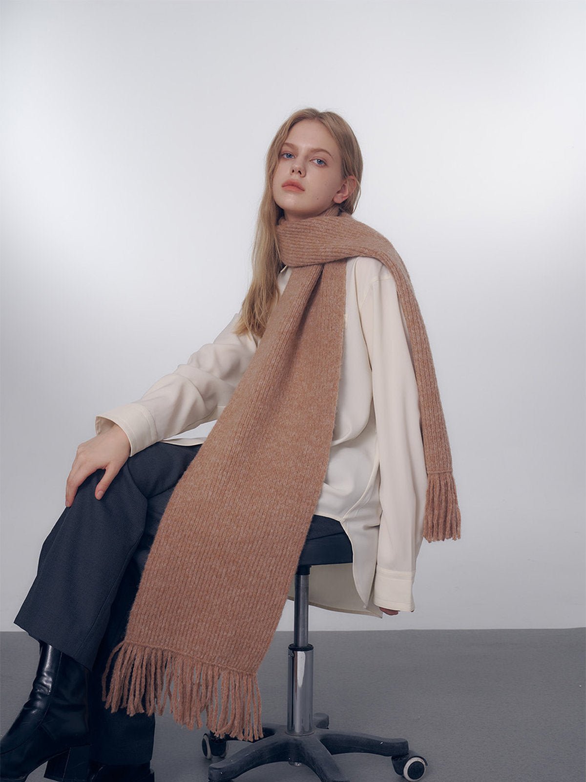 Écharpe longue hiver femme, tricot doux à franges, coloris unis, chaud et moelleux, style moderne casual, accessoire cocooning quotidien, modèle Mélona - Écharpe - Camel