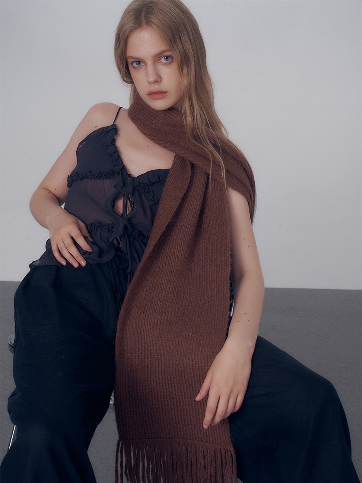 Écharpe longue hiver femme, tricot doux à franges, coloris unis, chaud et moelleux, style moderne casual, accessoire cocooning quotidien, modèle Mélona - Écharpe - Marron