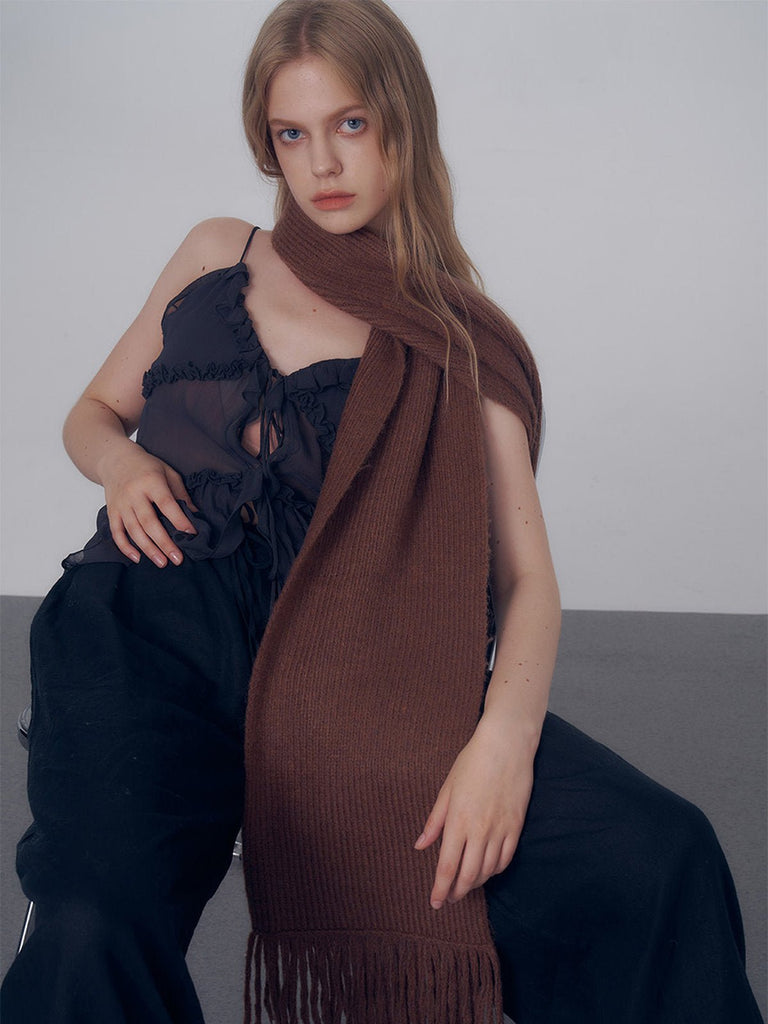 Écharpe longue hiver femme, tricot doux à franges, coloris unis, chaud et moelleux, style moderne casual, accessoire cocooning quotidien, modèle Mélona - Écharpe - Marron