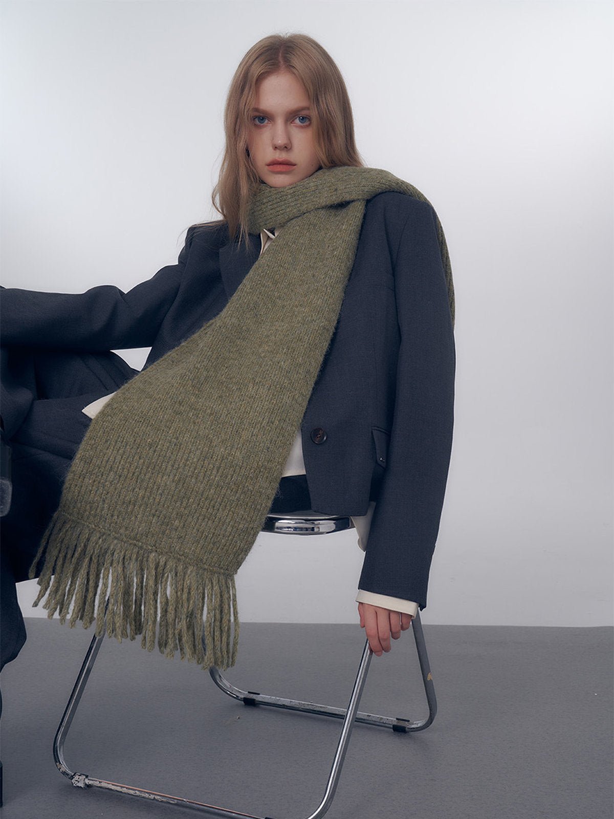 Écharpe longue hiver femme, tricot doux à franges, coloris unis, chaud et moelleux, style moderne casual, accessoire cocooning quotidien, modèle Mélona - Écharpe - Kaki