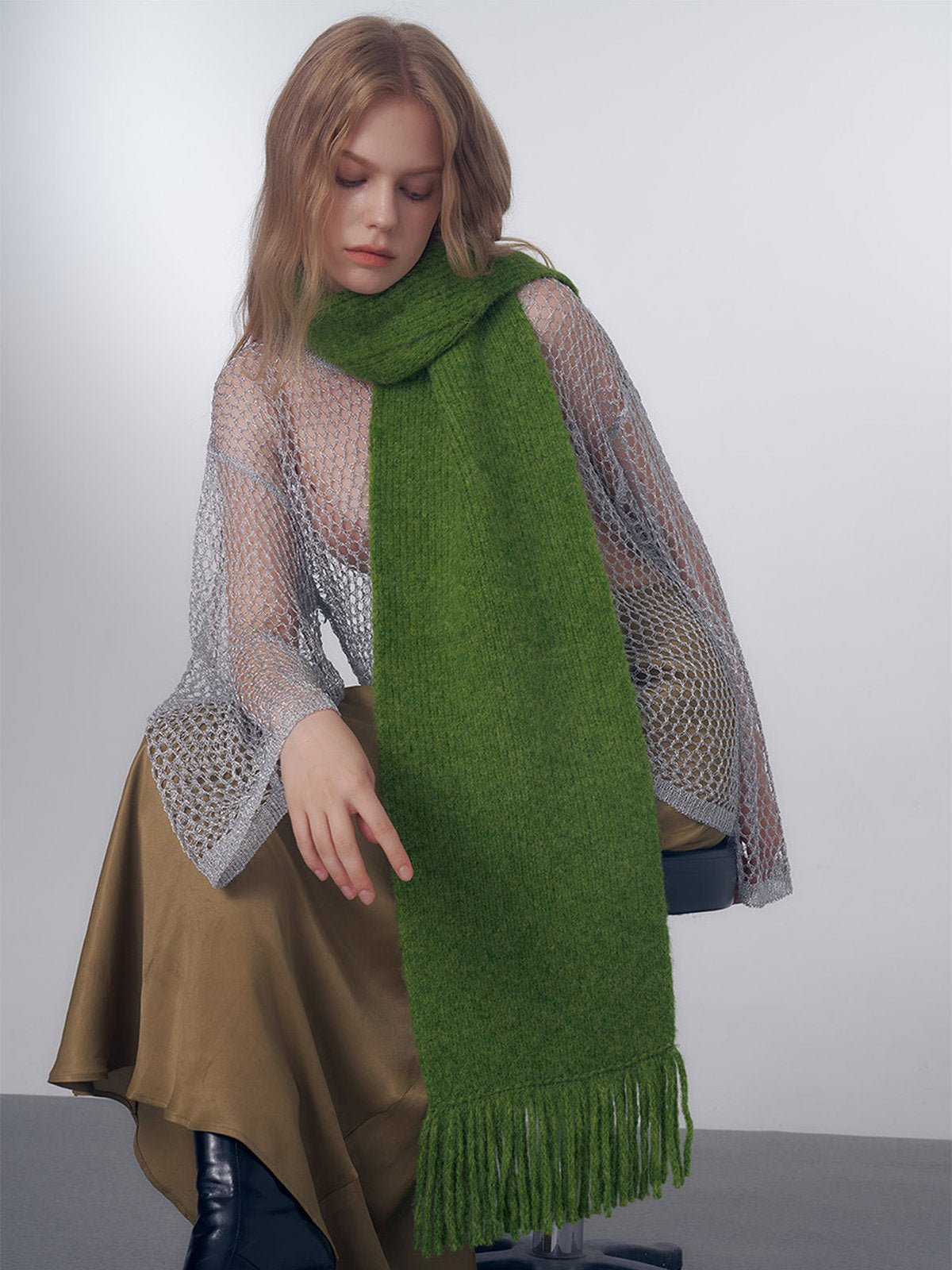 Écharpe longue hiver femme, tricot doux à franges, coloris unis, chaud et moelleux, style moderne casual, accessoire cocooning quotidien, modèle Mélona - Écharpe - Vert