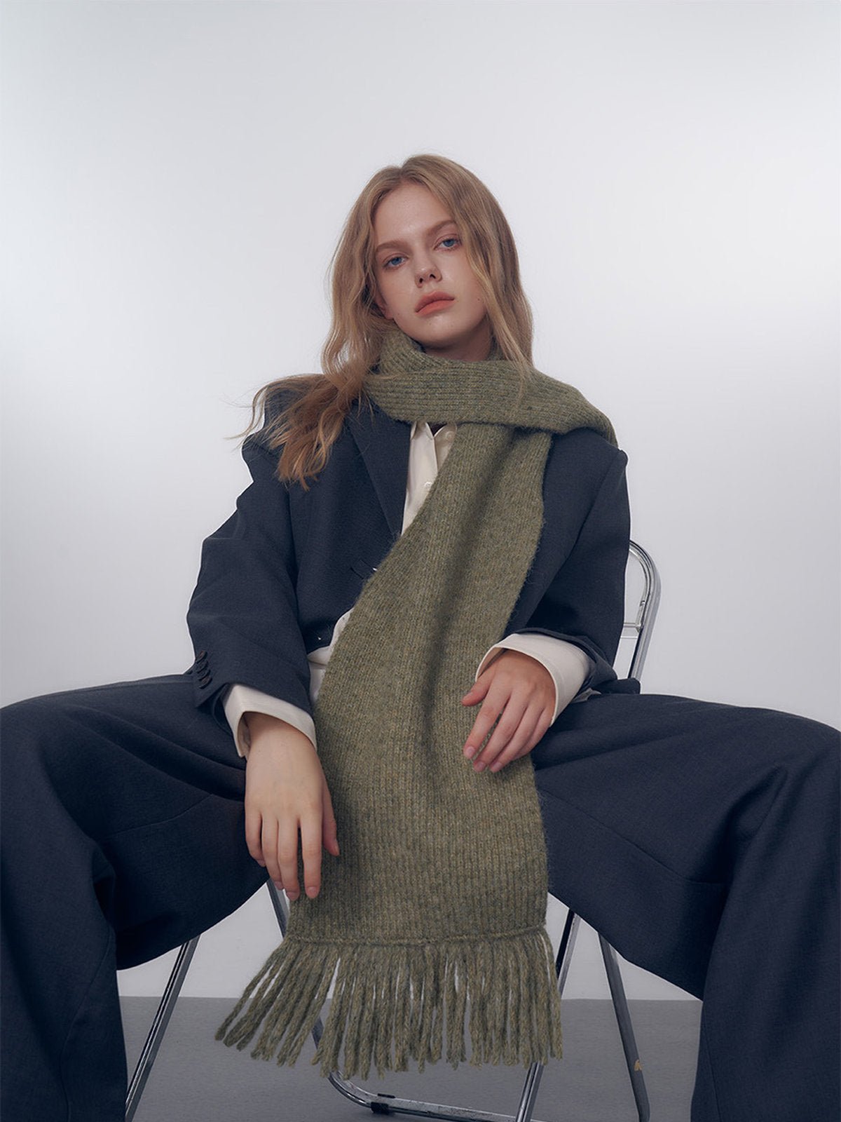 Écharpe longue hiver femme, tricot doux à franges, coloris unis, chaud et moelleux, style moderne casual, accessoire cocooning quotidien, modèle Mélona - Écharpe - Kaki