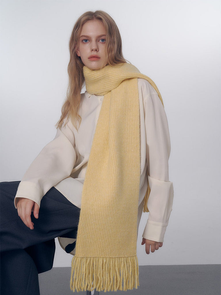 Écharpe longue hiver femme, tricot doux à franges, coloris unis, chaud et moelleux, style moderne casual, accessoire cocooning quotidien, modèle Mélona - Écharpe - Jaune