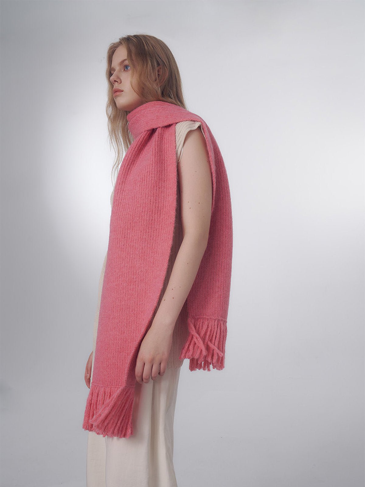 Écharpe longue hiver femme, tricot doux à franges, coloris unis, chaud et moelleux, style moderne casual, accessoire cocooning quotidien, modèle Mélona - Écharpe - Rose