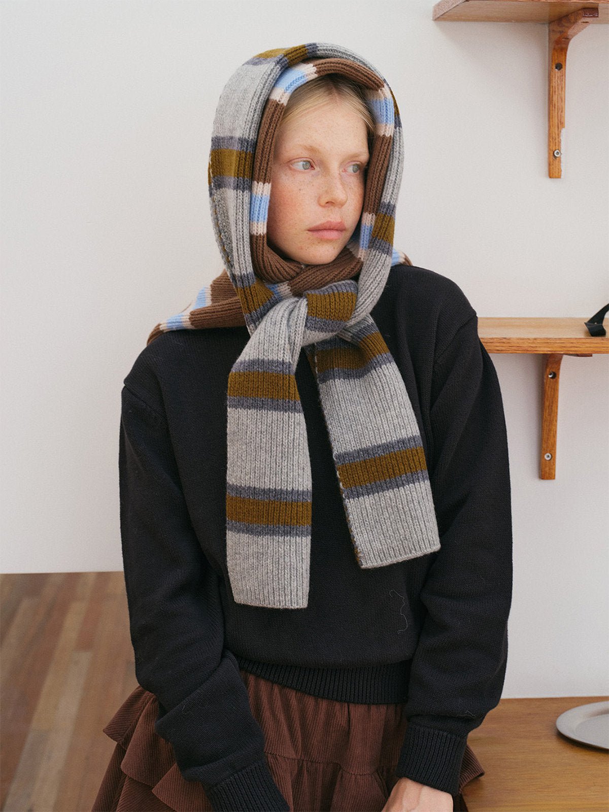 Écharpe rayée hiver femme, laine douce chaude, motif à rayures larges, tricotée à maille épaisse, style vintage graphique, modèle Zodia - Écharpe - Gris